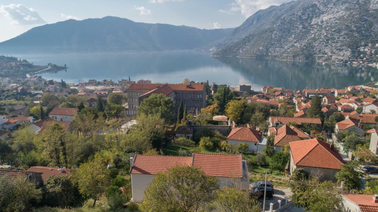 Hotel Queen Teuta Risan Exteriér fotografie