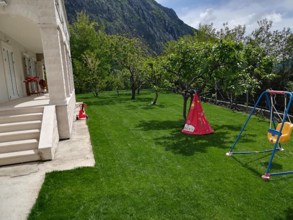 Hotel Queen Teuta Risan Exteriér fotografie
